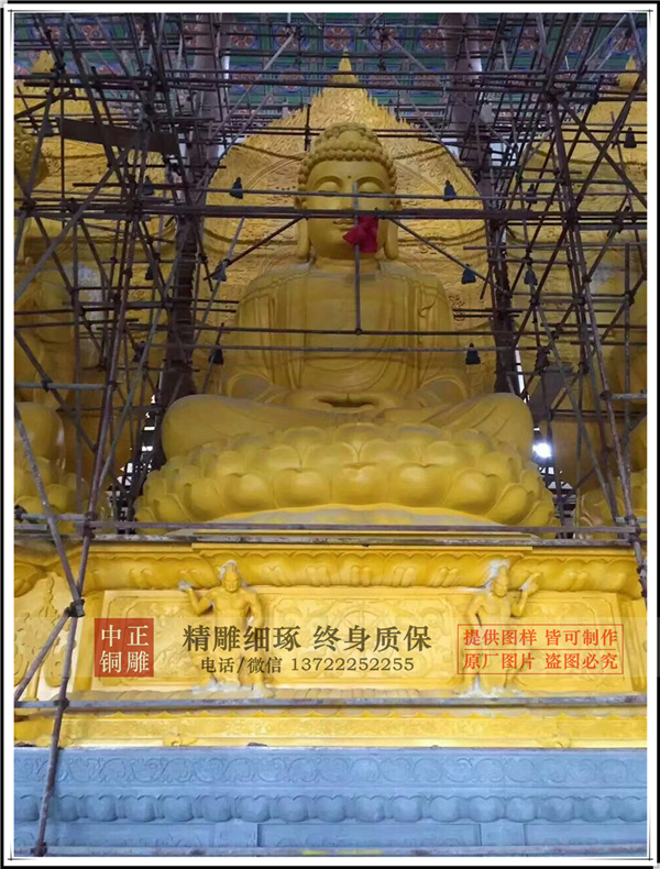寺院大型贴金佛像