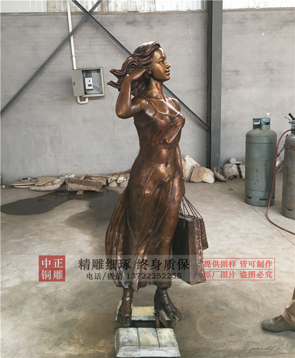 逛街的一家三口铜雕