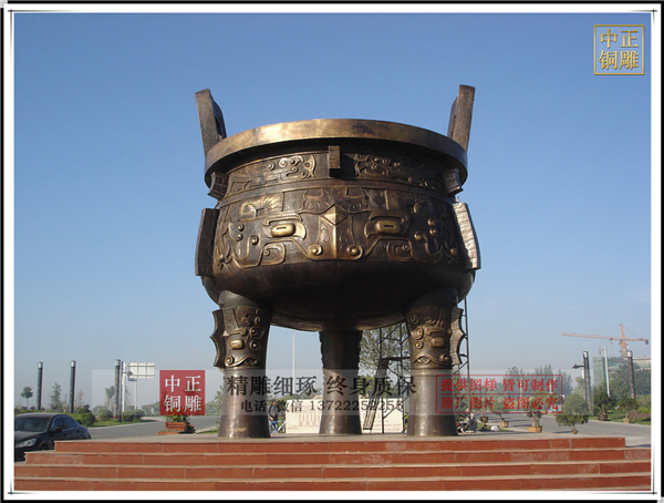 三脚铜鼎.jpg 三脚铜鼎.jpg