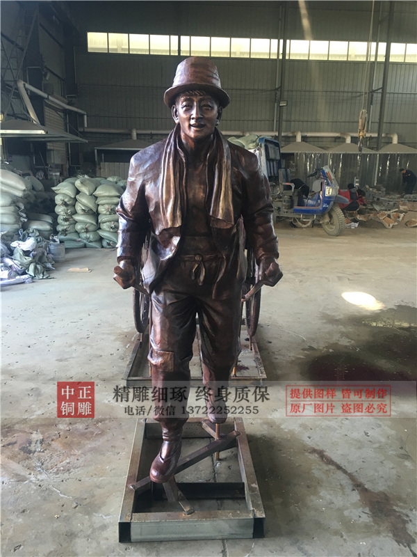 广场拉车铜雕塑.jpg 广场拉车铜雕塑.jpg