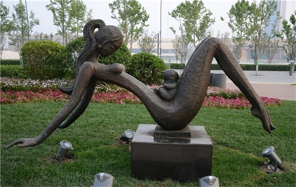 抽象母爱雕塑.jpg 抽象母爱雕塑.jpg