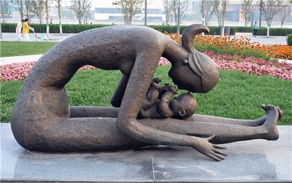 母爱铜像.jpg 母爱铜像.jpg