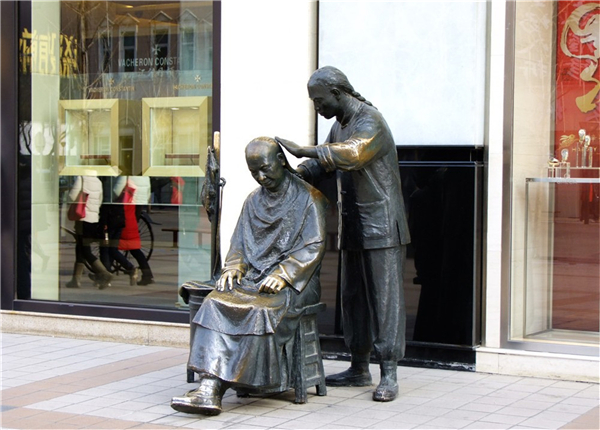 步行街理发铜像.jpg 步行街理发铜像.jpg