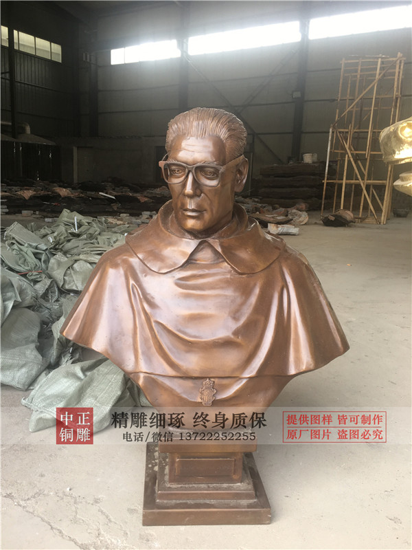 加工名人铜像.jpg 加工名人铜像.jpg