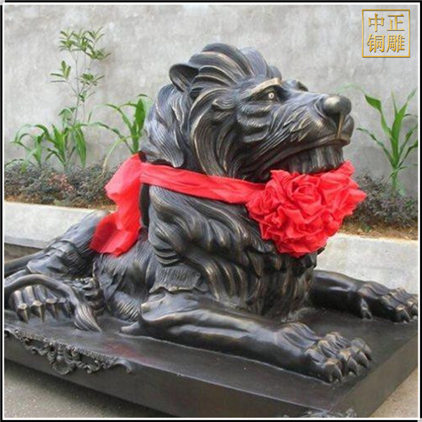 趴着铜狮子雕塑