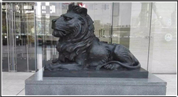 趴着铜狮子雕塑