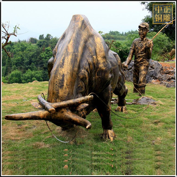 牛耕地铜雕塑