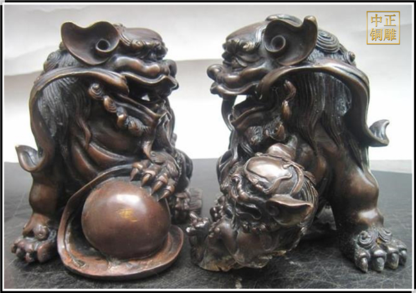 一对铜狮子摆件