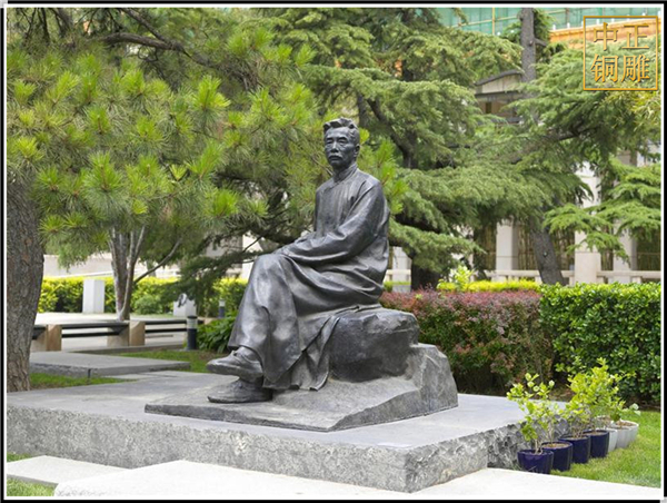 校园鲁迅雕塑