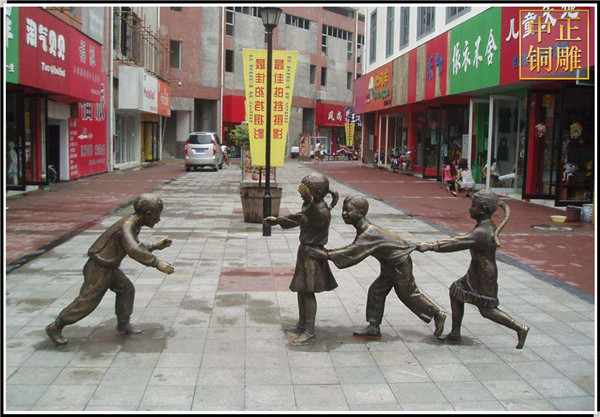 小孩玩耍商业街街雕塑