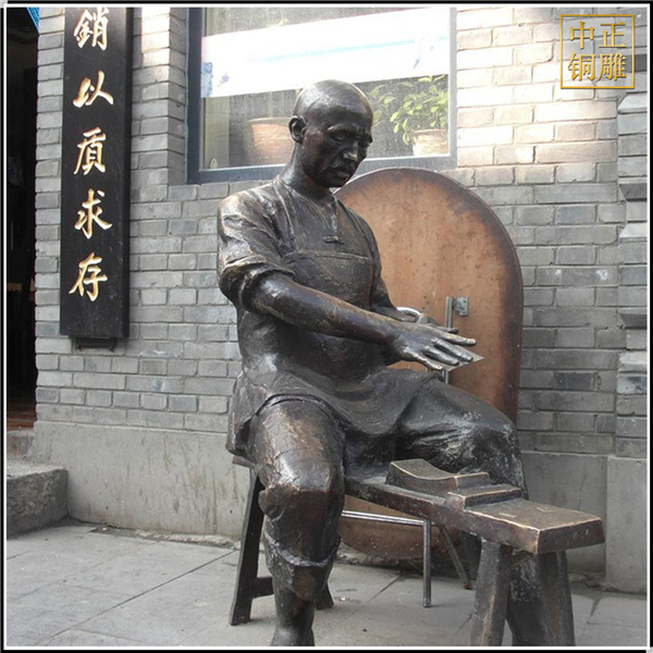 古代人物磨刀铜雕塑
