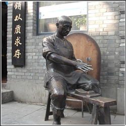 古代人物磨刀铜雕塑