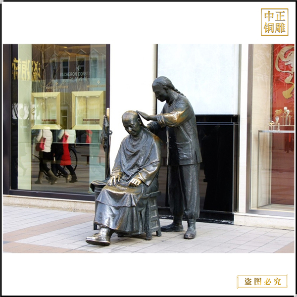 古代人物剃头铜雕塑