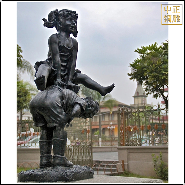 两个小孩玩耍铜雕塑