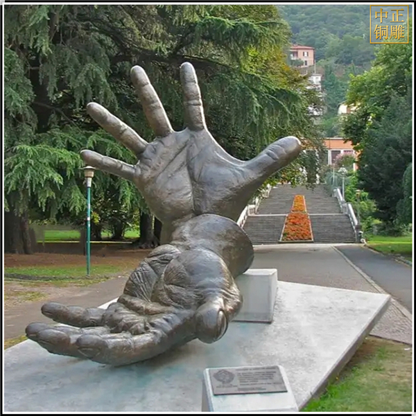 大型室外铜手掌雕塑